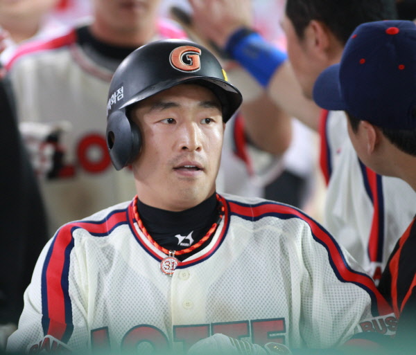 달아나는 투런 홈런을 쏘아올리는 손아섭선수